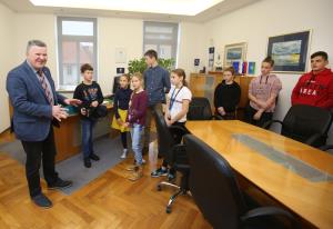 SVETOVNI DAN OTROK - obisk učencev OŠ Notranjski Odred Cerknica 01 FOTO LJUBO VUKELIČ